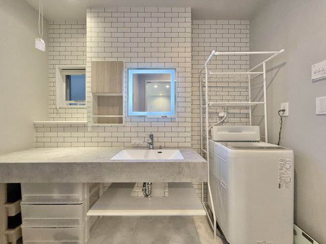 中央区中沢町の洗面所|洗濯機置場がしっかり確保されています。
洗面台のライトは、ミラーに直接タッチすると枠が光るタイプの
オシャレな造りとなっています。