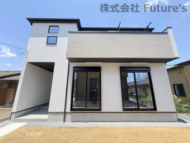 三郷市鷹野5丁目　新築戸建　全2棟　2号棟の外観|敷地50坪以上、カースペース2台駐車可能、庭付きの邸宅です