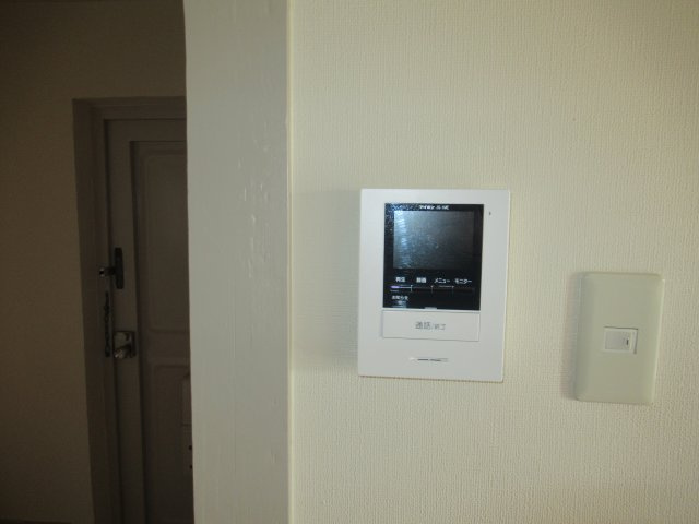 兵庫県公社　東垂水（１・２）４A号棟のセキュリティ|モニター付きインターホンなので、事前に確認ができて安心