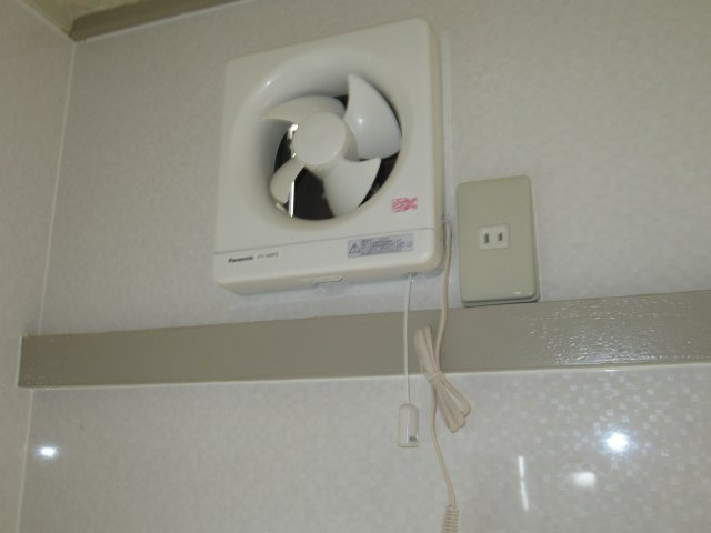兵庫県公社　東垂水（１・２）４A号棟の設備|プロペラ式の換気扇です