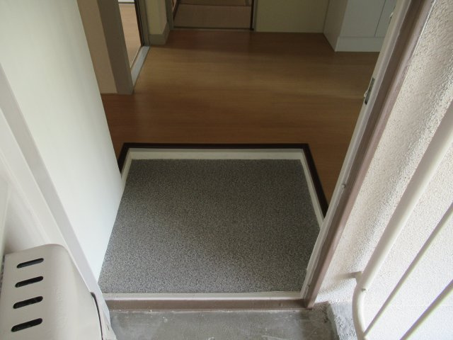 兵庫県公社　東垂水（１・２）４A号棟の玄関|上手に工夫をして傘立てやげた箱を置きましょう