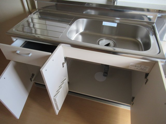 兵庫県公社　東垂水（１・２）４A号棟の設備|台所下部の収納です