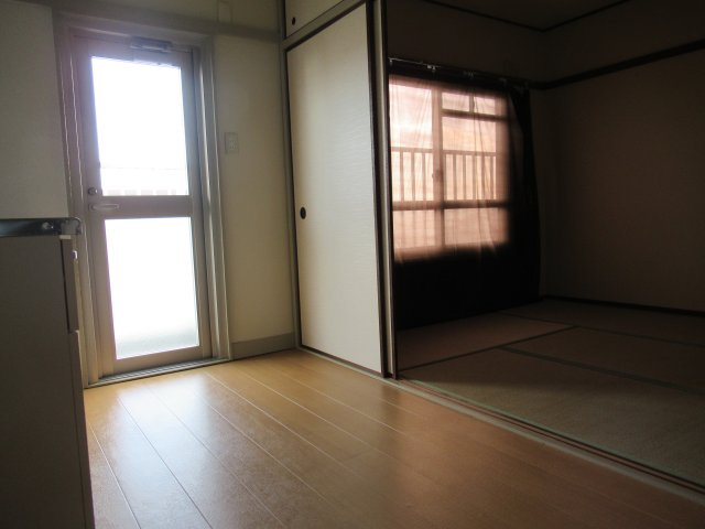 兵庫県公社　東垂水（１・２）４A号棟の居間・リビング|使いやすい居間です