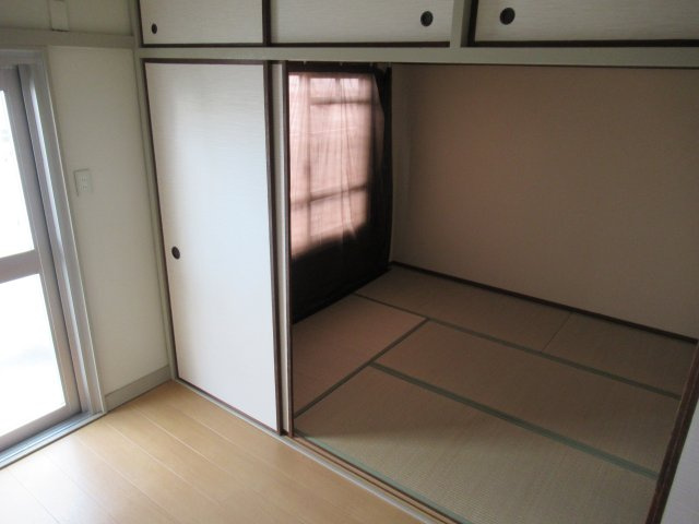 兵庫県公社　東垂水（１・２）４A号棟の居間・リビング|キッチンにつながる居間です