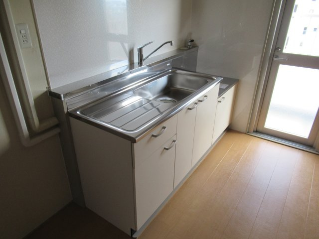 兵庫県公社　東垂水（１・２）４A号棟のキッチン|お料理しやすいキッチンです