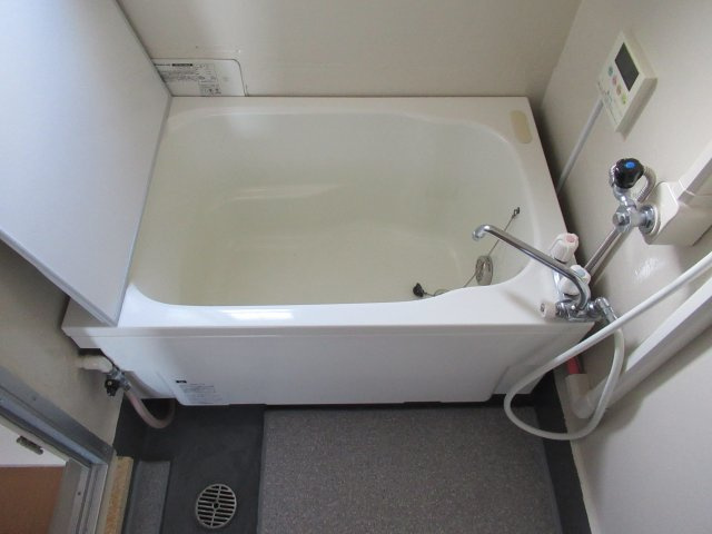 兵庫県公社　東垂水（１・２）４A号棟の浴室|わかりにくいですが浴室には窓があります