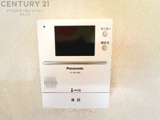 訪問者が来たときにテレビ画面で確認できるため、安心してドアを開けられます。録画機能があるものもあり、留守中に来訪者を記録しておくことができます。利便性が高く、セキュリティ面でも安心です。