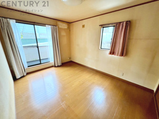 明るい色合いのフローリングとクロスを使用した洋室は家具やインテリアとも調和しやすく空間が広く感じられ開放感を生み出します。自然光を効果的に反射し、室内を明るく保つため、日中の照明使用を抑えられます。