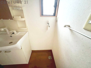 洗濯物の仕分け作業がしやすく、整理整頓が容易になります。洗濯音や湿気を他の部屋に持ち込まず、生活環境を快適に保ちます。上部を活用すれば収納スペースを確保でき洗剤や洗濯用品の整理もしやすくなります。