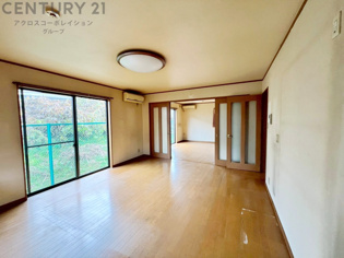 キッチン前のダイニングスペース。ダイニングセットを置いても十分な広さを確保。