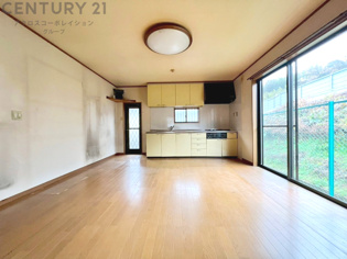 リビングダイニングは家族や友人とのコミュニケーションを楽しむ場所でくつろぎながら食事や会話を楽しめ、多目的に利用できリラックスできる空間です。家庭内の中心として機能し、快適な生活をサポートします。