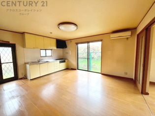 キッチン前のダイニングスペース。ダイニングセットを置いても十分な広さを確保。