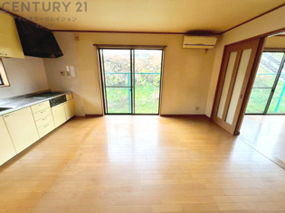 キッチン前のダイニングスペース。ダイニングセットを置いても十分な広さを確保。