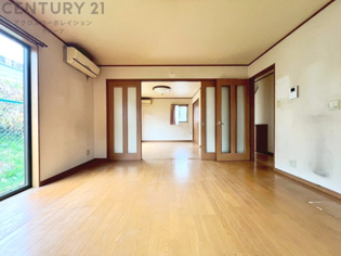 キッチン前のダイニングスペース。ダイニングセットを置いても十分な広さを確保。