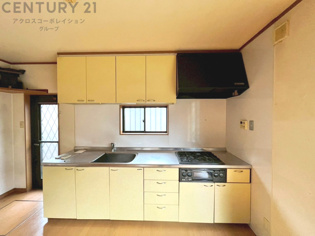 壁付けシステムキッチンはスペースの最大限の有効活用が可能で、動線がスムーズになり調理や準備が快適で効率的に行えます。収納スペースや吊り戸棚が設けられ、調理器具や食器類をスマートに収納できます。