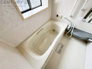 ユニットバスは省スペースでありながら、シンプルな設計と使いやすさを備え、簡便なメンテナンスが可能です。窓付きで換気にも便利です。またミラー・小物置き場もあり便利です。