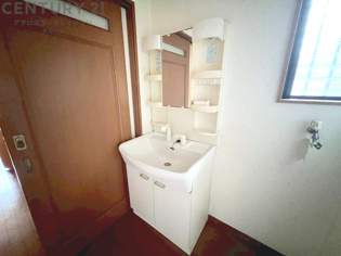 化粧品や洗顔料、歯ブラシなどの必需品をまとめて置ける収納スペースがあり、使用するたびに取り出す手間が省けます。また、水回りのため、濡れても大丈夫な素材が使用されており、お手入れが簡単です。