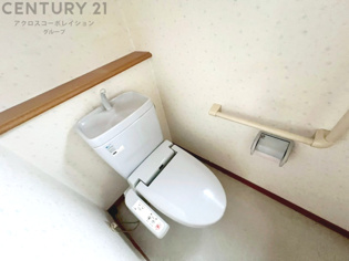 温水洗浄便座付トイレは温水洗浄機能により、暖かい水でおしりを洗浄することができ、冷たい水を使う従来の便座に比べ、温水洗浄機能で暖かいトイレを提供し、快適な使用を可能にします。