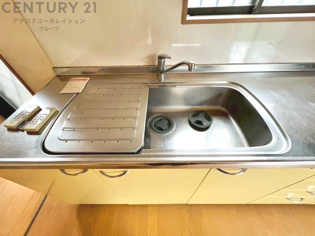 大きなシンクでお鍋などの大きな調理器具を洗う際にも便利です。