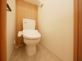 【トイレ】 | アドバンス大阪フェリーチェ | 落ち着いた色調のトイレです