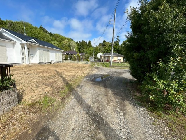 鹿嶋市大字和　中古戸建の前面道路含む現地写真