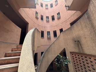 【エントランス】 | 螺旋階段が迎える、コンクリート美のエントランス
まるでギャラリーのような佇まい
デザイン性と機能性を兼ね備えたエントランスは、住まう人の感性を静かに刺激する、大人のための美的空間です。
