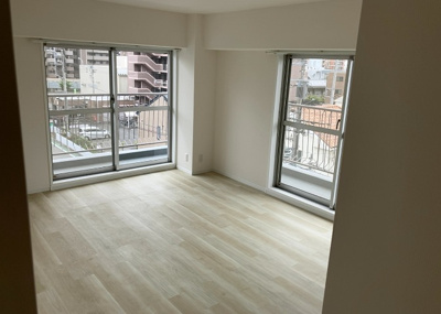 【寝室】 | シャルマンコーポ本厚木 | 寝室でゆっくりと過ごすためにはベッド周りの適度な空間を担保することや窓の位置、照明の明るさ、寝室の広さなどを考える必要があります。自身や家族の構成とライフスタイルに併せて寝室にする部屋を選びましょう！