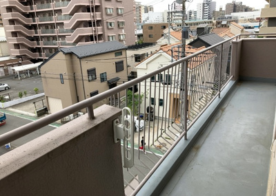 【バルコニー】 | シャルマンコーポ本厚木 | バルコニーは、室外の専用スペースのうち、「屋根がなく開放された空間」であるものを指します。ベランダより広いタイプのものが多く、日当たりもよいため家庭菜園などを楽しみたい人にとって適した環境となります。