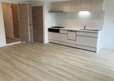 【キッチン】 | シャルマンコーポ本厚木 | L型アイランドタイプは、キッチンからダイニングにもリビングにも目が行き届くので、とても使いやすい配置です。L字型独立タイプは、キッチンを独立させてるためLDKというよりもLDといった様なイメージです。