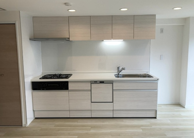 【キッチン】 | シャルマンコーポ本厚木 | 標準的なシステムキッチンの横幅は、165cm～300cm程度です。2100・2400・2550・2700などミリ単位で表記されます。普段どのように料理をするのかを想定しながら合ったサイズを選びましょう