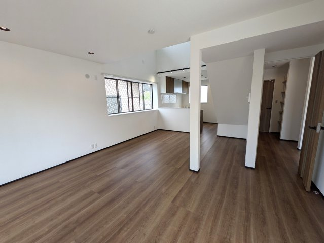 西海岸にあったらドンピシャな雰囲気醸し出す【旭区上白根２丁目】リフォーム戸建の居間・リビング