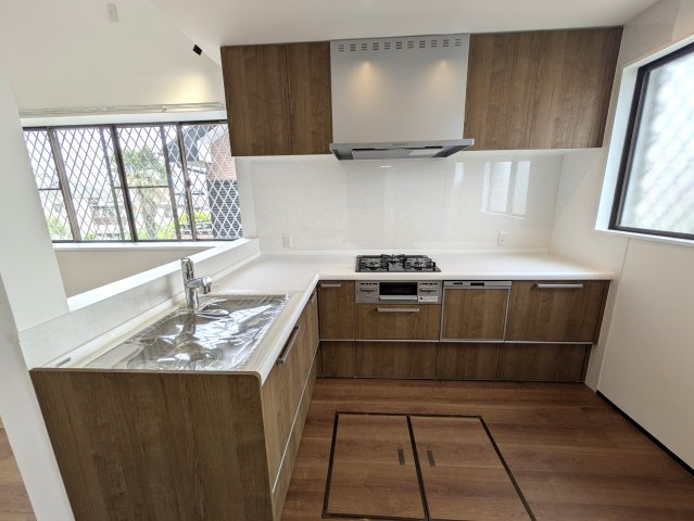 西海岸にあったらドンピシャな雰囲気醸し出す【旭区上白根２丁目】リフォーム戸建のキッチン|お料理しやすいキッチンです