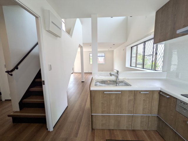 西海岸にあったらドンピシャな雰囲気醸し出す【旭区上白根２丁目】リフォーム戸建のキッチン