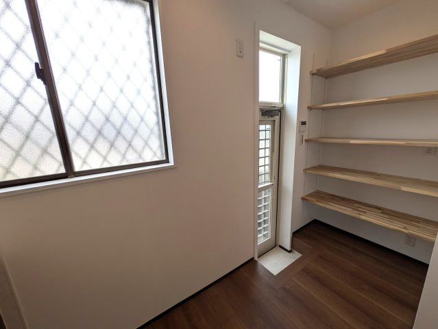 西海岸にあったらドンピシャな雰囲気醸し出す【旭区上白根２丁目】リフォーム戸建の収納|大きなスペースがあり、収納には困りません