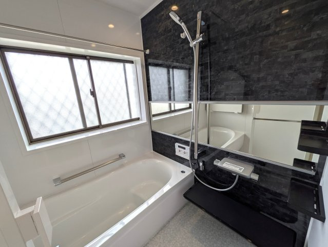 西海岸にあったらドンピシャな雰囲気醸し出す【旭区上白根２丁目】リフォーム戸建の浴室|ゆったり過ごせるお風呂です