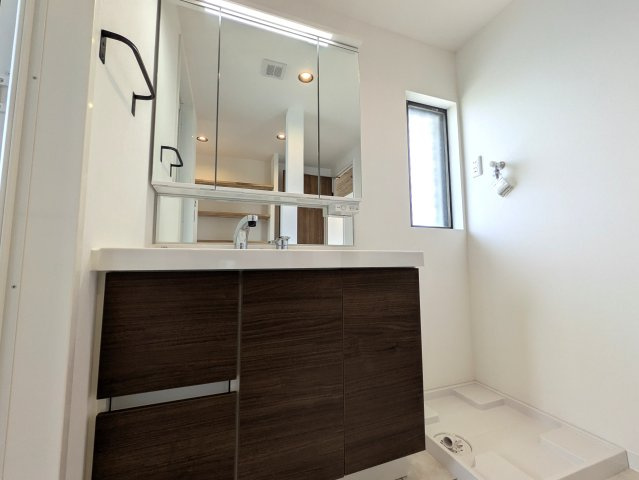 西海岸にあったらドンピシャな雰囲気醸し出す【旭区上白根２丁目】リフォーム戸建の独立洗面台|独立洗面台、小物を置くことができて便利です