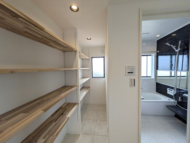 西海岸にあったらドンピシャな雰囲気醸し出す【旭区上白根２丁目】リフォーム戸建の脱衣所