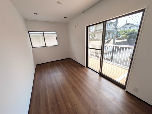 西海岸にあったらドンピシャな雰囲気醸し出す【旭区上白根２丁目】リフォーム戸建の洋室|広々とした洋室です