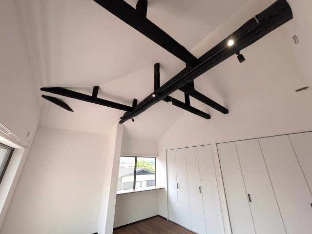 西海岸にあったらドンピシャな雰囲気醸し出す【旭区上白根２丁目】リフォーム戸建の洋室|ゆったりした洋室です