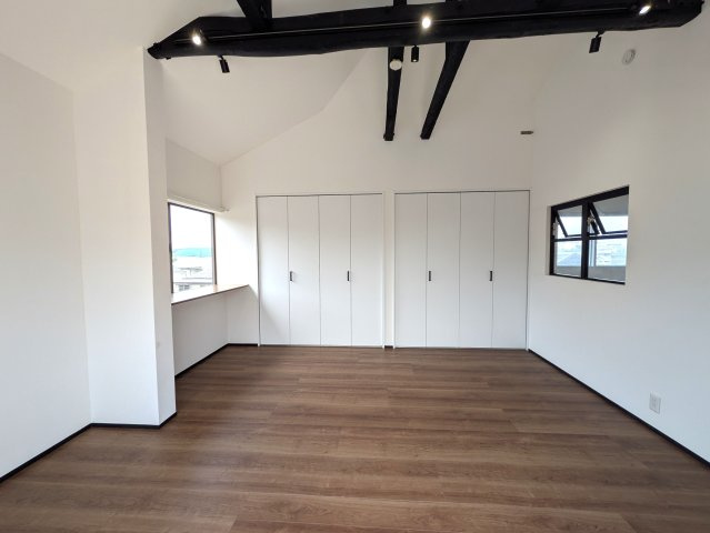 西海岸にあったらドンピシャな雰囲気醸し出す【旭区上白根２丁目】リフォーム戸建の洋室|使い勝手のいい洋室です