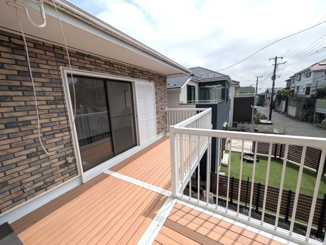 西海岸にあったらドンピシャな雰囲気醸し出す【旭区上白根２丁目】リフォーム戸建のバルコニー|開放的で明るい空間を演出してくれるバルコニーです