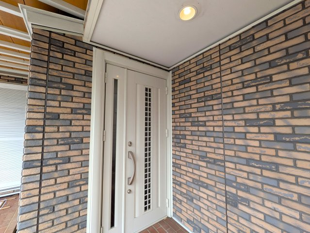 西海岸にあったらドンピシャな雰囲気醸し出す【旭区上白根２丁目】リフォーム戸建の玄関|きれいな玄関です