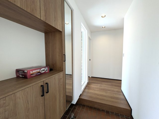 西海岸にあったらドンピシャな雰囲気醸し出す【旭区上白根２丁目】リフォーム戸建の玄関|ゆったりとした玄関です