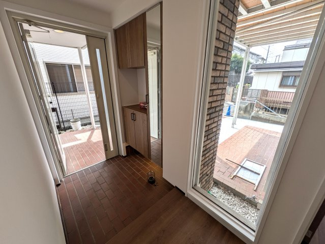 西海岸にあったらドンピシャな雰囲気醸し出す【旭区上白根２丁目】リフォーム戸建の玄関|ゆったりとした玄関です