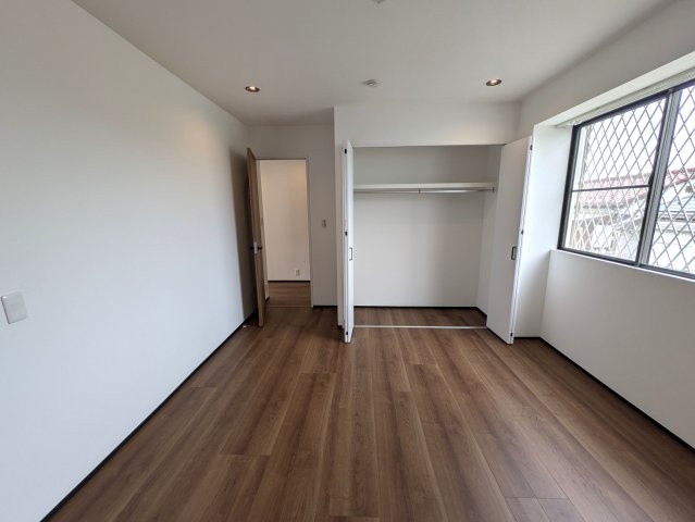 西海岸にあったらドンピシャな雰囲気醸し出す【旭区上白根２丁目】リフォーム戸建の洋室|明るい洋室です