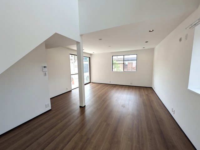 西海岸にあったらドンピシャな雰囲気醸し出す【旭区上白根２丁目】リフォーム戸建の居間・リビング