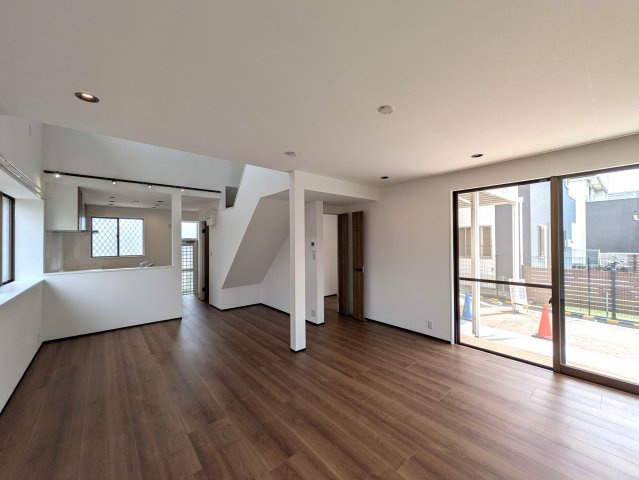 西海岸にあったらドンピシャな雰囲気醸し出す【旭区上白根２丁目】リフォーム戸建の居間・リビング