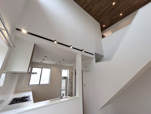 西海岸にあったらドンピシャな雰囲気醸し出す【旭区上白根２丁目】リフォーム戸建のキッチン