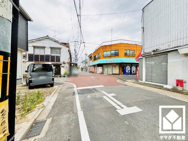 宇治市大久保町旦椋　2号棟の前面道路含む現地写真