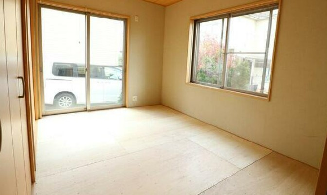 【中古】入間郡毛呂山町下川原中古住宅の洋室|1F 6帖洋室です！2面採光で明るいです！